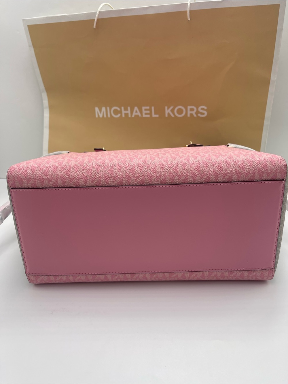 MICHAEL KORS Voyager Lg Color-Block Signature Logo TZ EW Shoulder Tote
Carnation - Picture 4 of 16